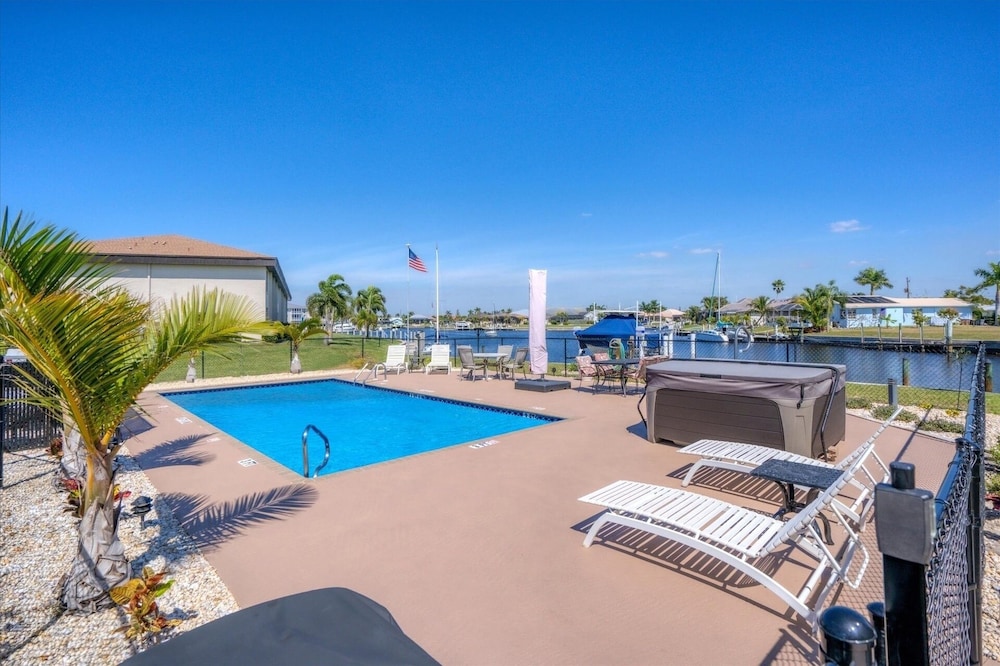 Punta Gorda 2-Bedroom Canalfront Condo with Dock and Pool 2 Condo