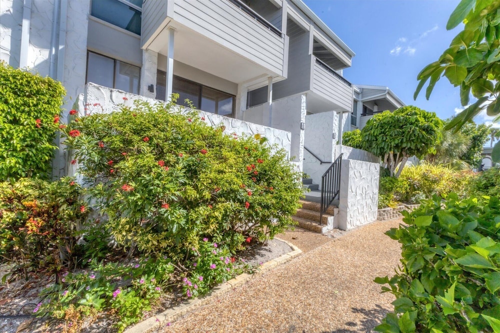 1555 Tarpon Center dr