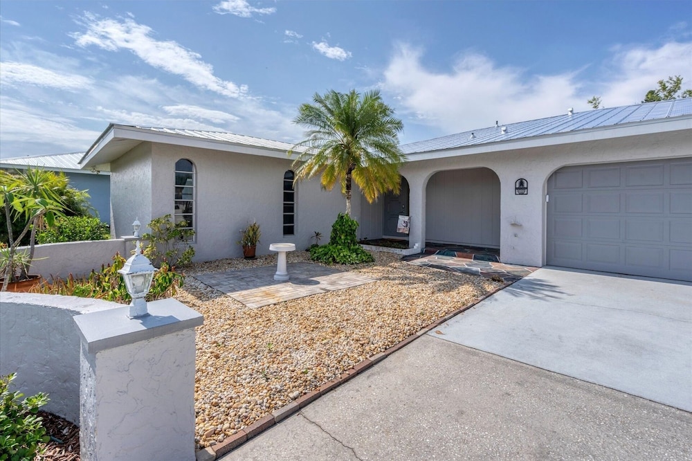 Punta Gorda Isles South Facing Pool, Dog Friendly, Less Than 2 Miles To Downtown 3 Bedroom Home