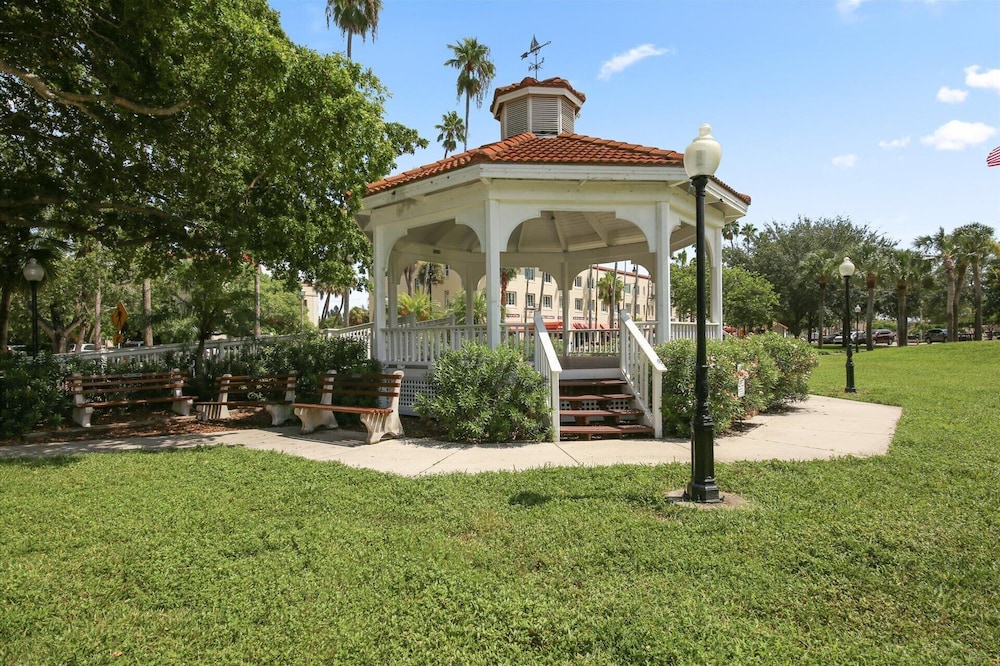 1555 Tarpon Center dr