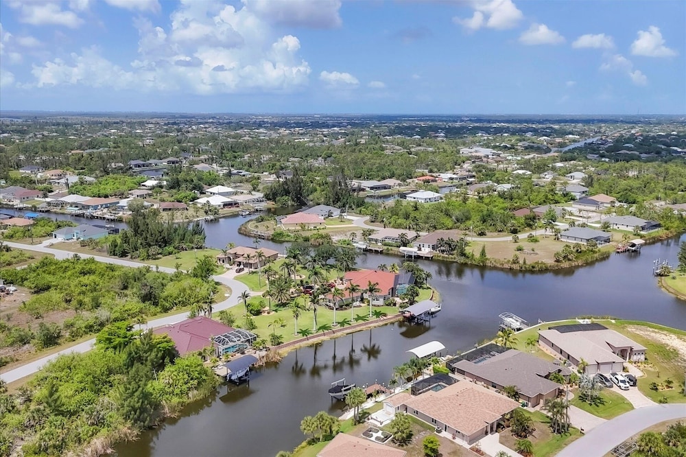 South Gulf Cove Private Vacation Home With Pool And Hot Tub - Only 15 Minutes To Swfl Beaches! 4 Bedroom Home