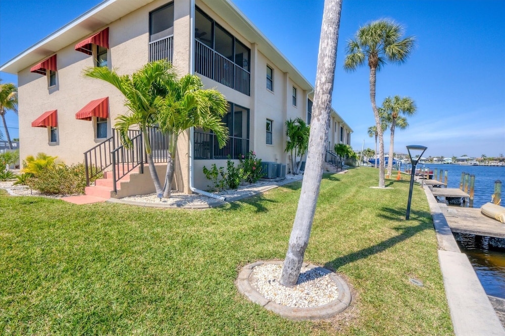 Punta Gorda 2-Bedroom Canalfront Condo with Dock and Pool 2 Condo