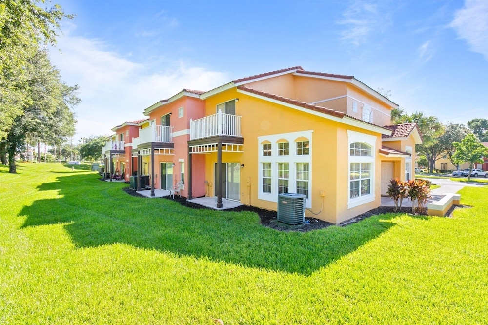 Emerald Island Resort 4 Bedroom Townhome Close to Disney! 4 Townhouse