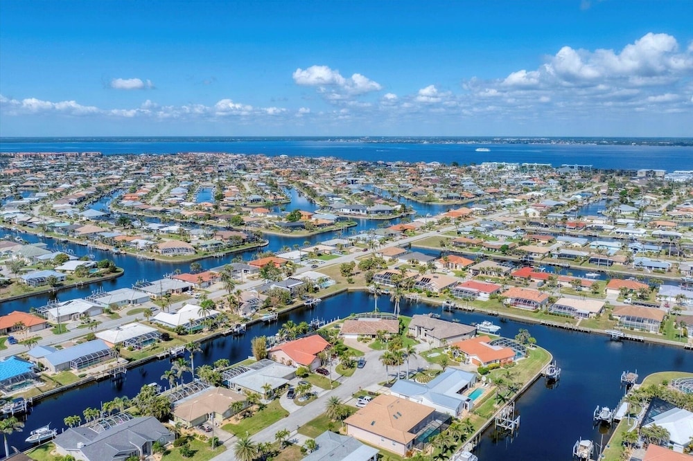 Punta Gorda Isles 4-Bedroom Private Pool+Spa Home on Canal 4 Home