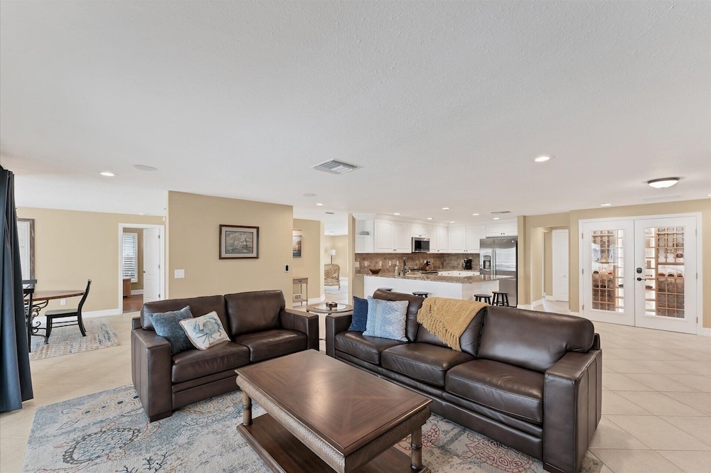 803 Napoli Lane
