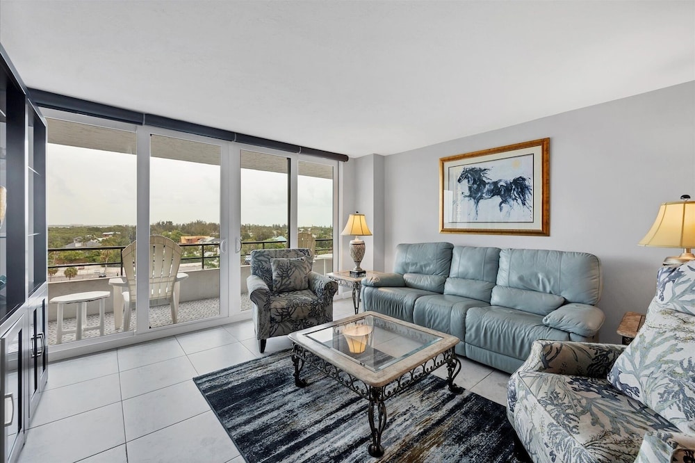 Anchorage Resort 8th Floor Condo In Siesta Key With Private Beach Access, Pool, Boat Dock! 2 Bedroom Condo