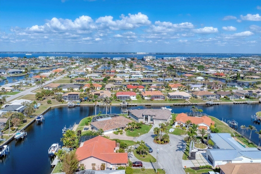 Punta Gorda Isles 4-Bedroom Private Pool+Spa Home on Canal 4 Home