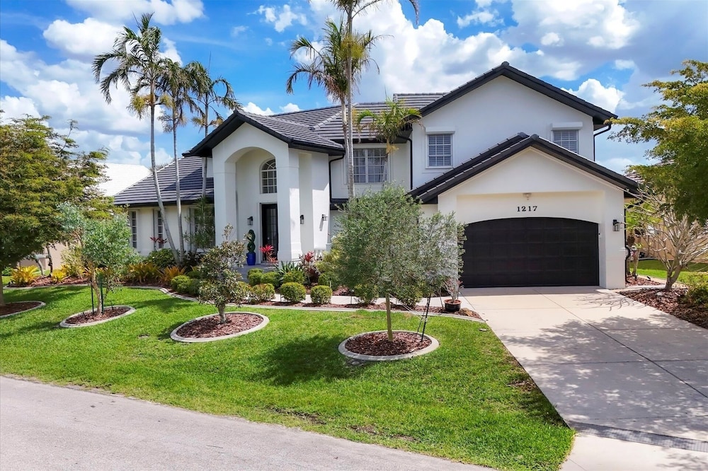 Punta Gorda Isles 4-Bedroom Private Pool Home on Canal 4 Home