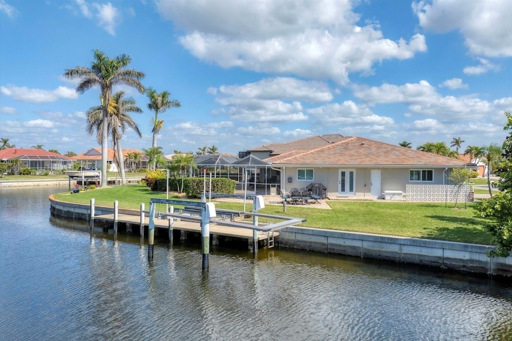 Punta Gorda Isles 4-Bedroom Private Pool+Spa Home on Canal 4 Home