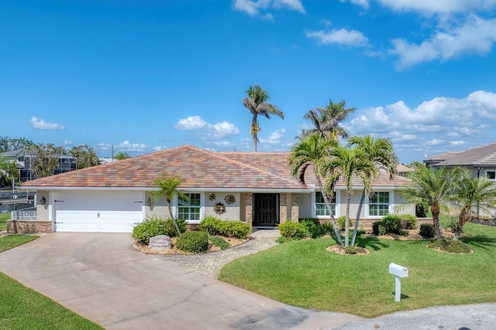 Punta Gorda Isles 4-Bedroom Private Pool+Spa Home on Canal 4 Home