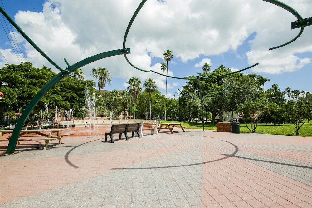 1555 Tarpon Center dr