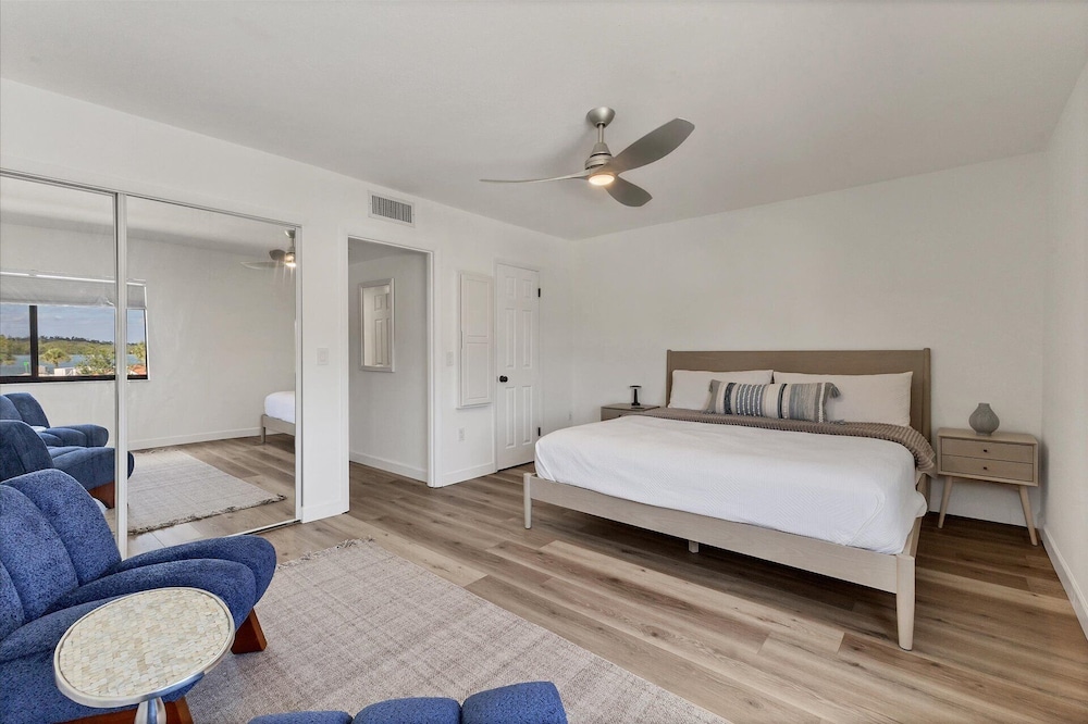 1555 Tarpon Center dr