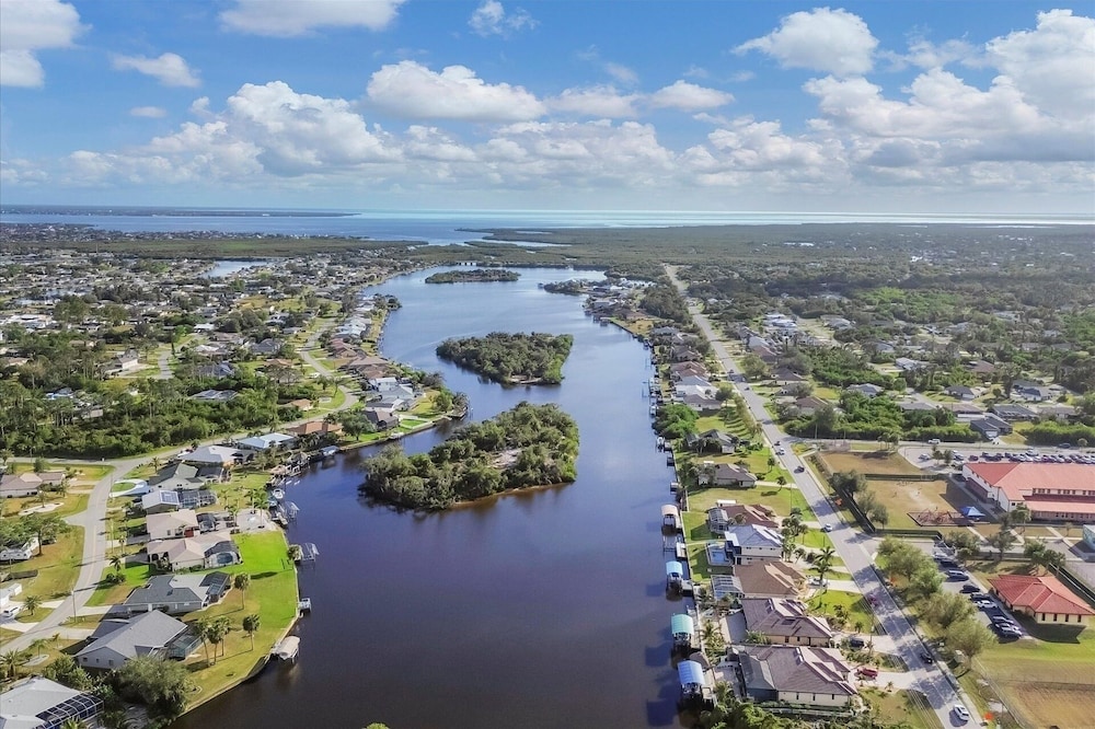 Port Charlotte 4 Bedroom Pool Vacation Home on Canal 4 Home