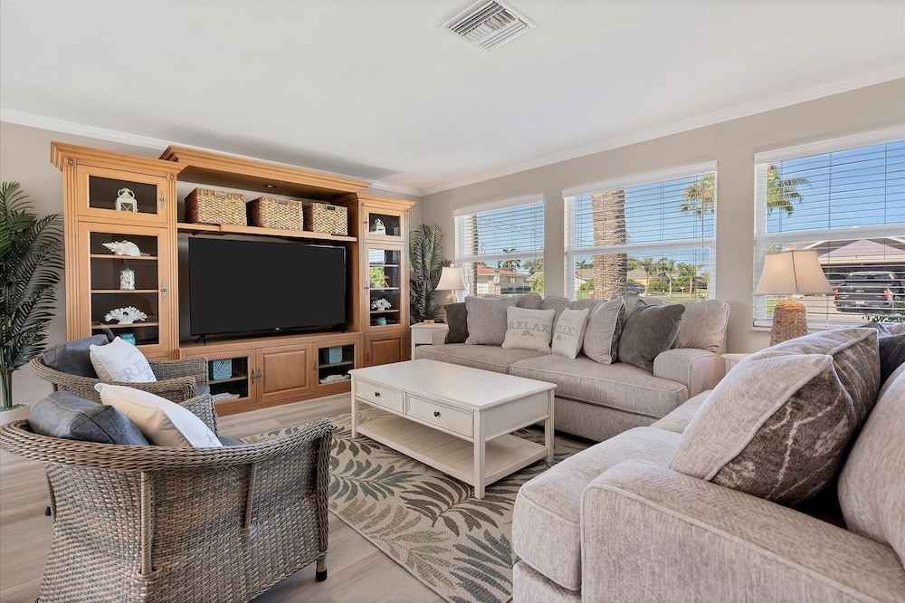Cape Coral 3 Bedroom Private Pool Home - Canal Access 3 Home