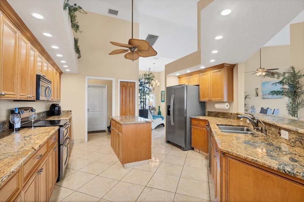 South Gulf Cove Private Vacation Home With Pool And Hot Tub - Only 15 Minutes To Swfl Beaches! 4 Bedroom Home