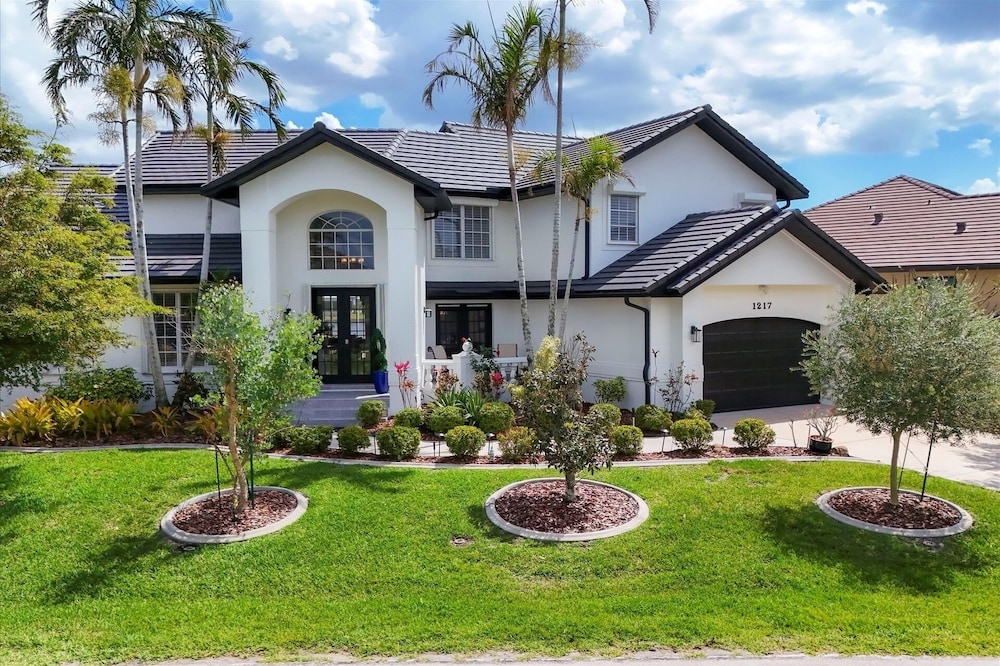 Punta Gorda Isles 4-Bedroom Private Pool Home on Canal 4 Home