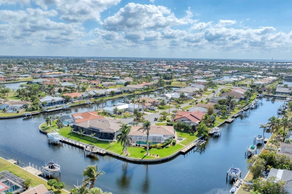 Punta Gorda Isles 4-Bedroom Private Pool+Spa Home on Canal 4 Home