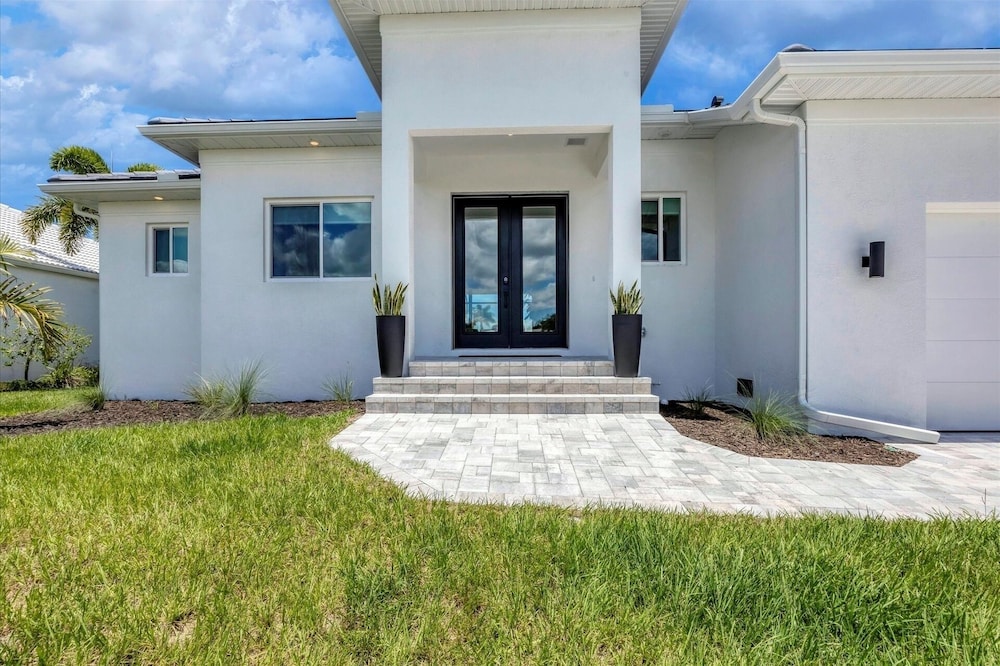 Punta Gorda 3-Bedroom Canalfront Vacation Home with Pool 3 Home