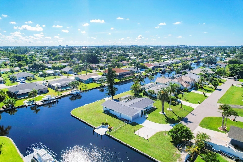Cape Coral 3 Bedroom Private Pool Home - Canal Access 3 Home