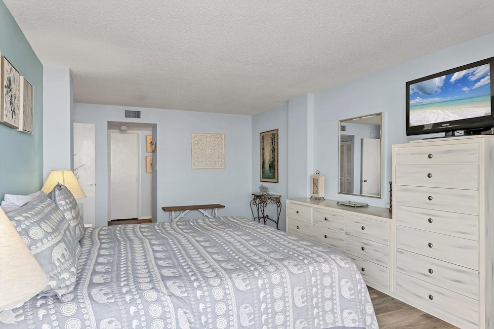 Anchorage Resort 8th Floor Condo In Siesta Key With Resort Amenities And Private Beach Access! 2 Bedroom Condo