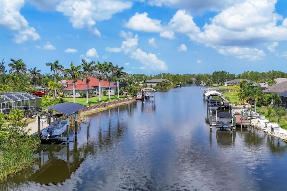 South Gulf Cove Private Vacation Home With Pool And Hot Tub - Only 15 Minutes To Swfl Beaches! 4 Bedroom Home