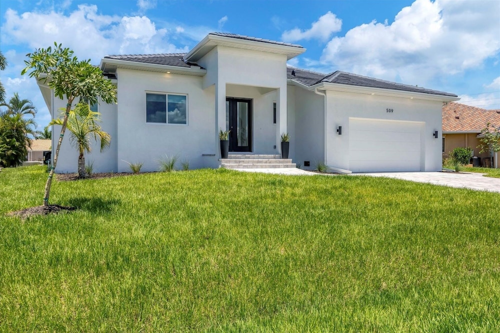 Punta Gorda 3-Bedroom Canalfront Vacation Home with Pool 3 Home