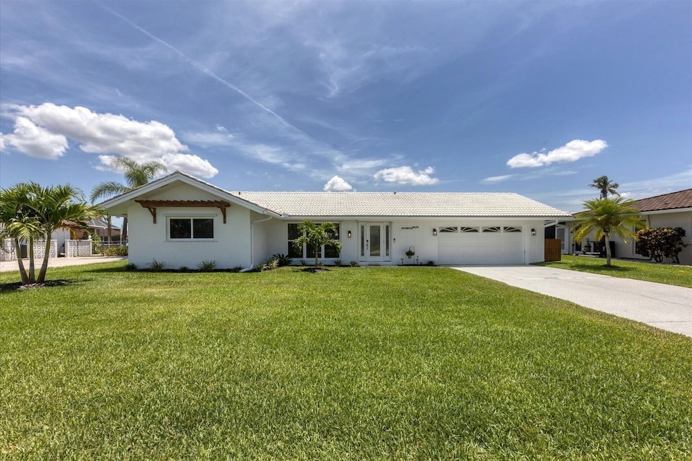 Punta Gorda Isles 2-Bedroom Private Pool Home on Canal with Dock 2 Home