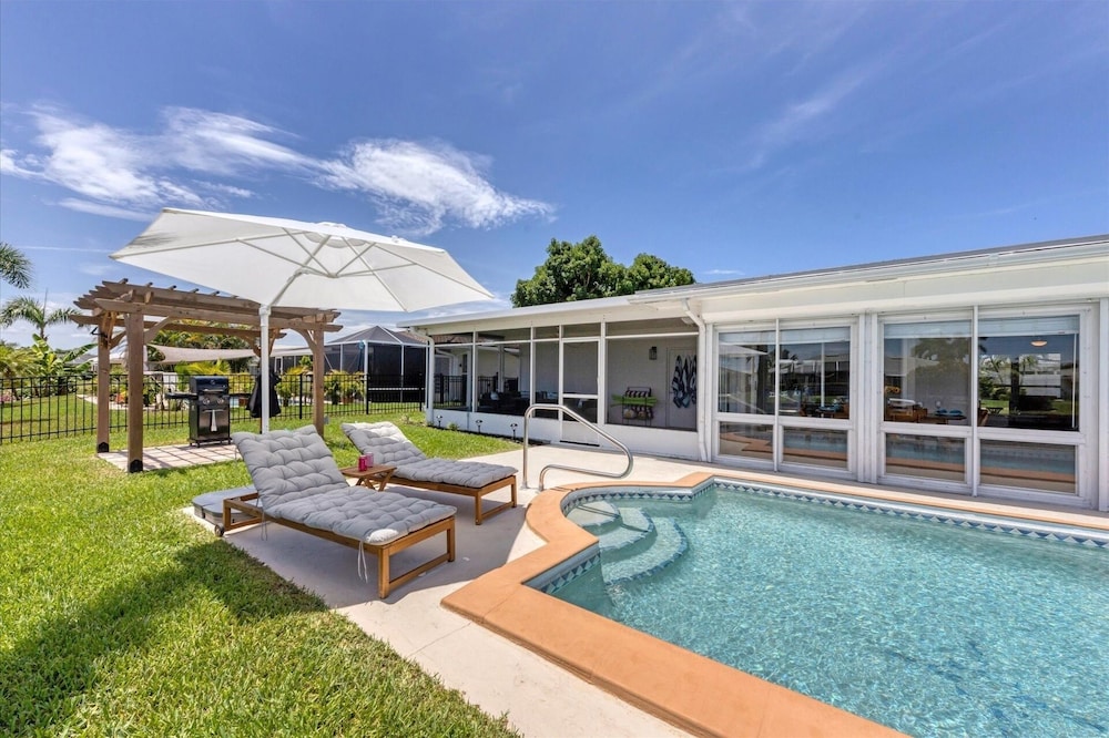 Punta Gorda Isles 2-Bedroom Private Pool Home on Canal with Dock 2 Home