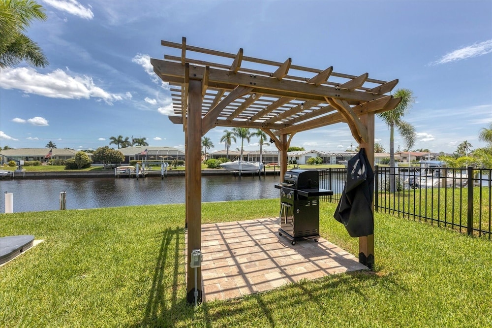 Punta Gorda Isles 2-Bedroom Private Pool Home on Canal with Dock 2 Home