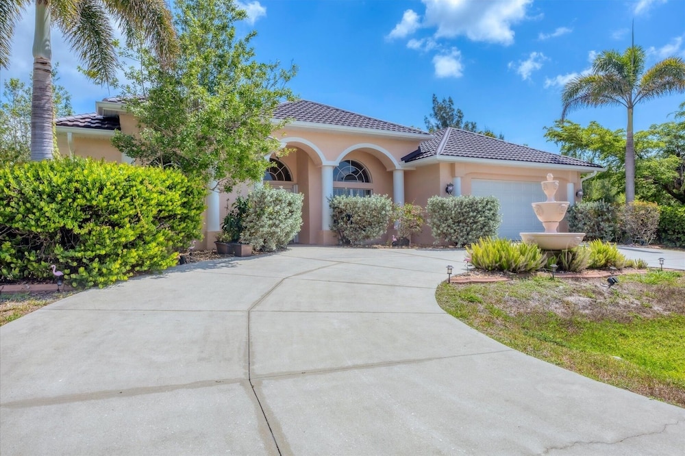 South Gulf Cove Private Vacation Home With Pool And Hot Tub - Only 15 Minutes To Swfl Beaches! 4 Bedroom Home