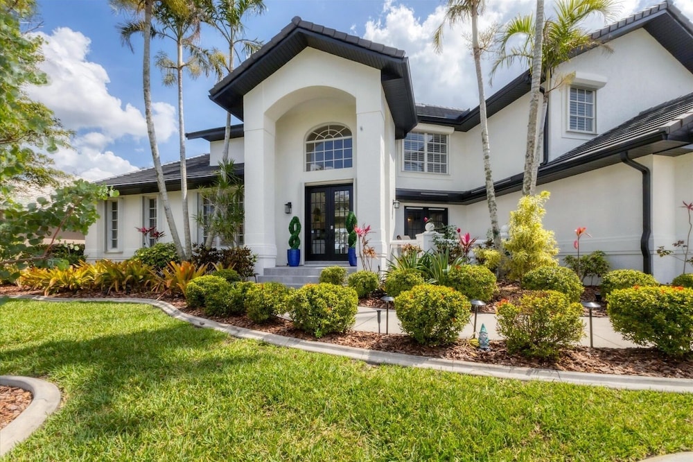 Punta Gorda Isles 4-Bedroom Private Pool Home on Canal 4 Home