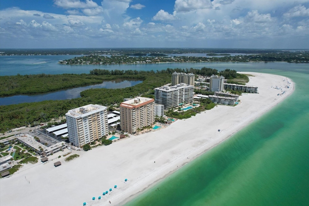 Downtown Sarasota Private Vacation Home - Minutes To Beaches, Beautiful Backyard, And Pet-friendly! 3 Bedroom Home