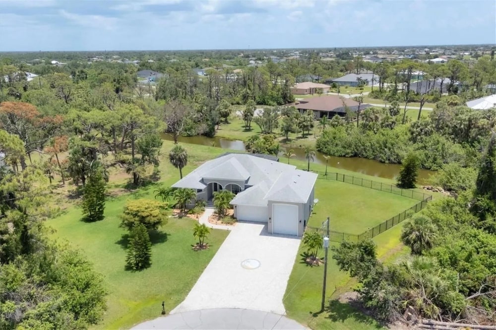The Sanctuary - Private Pool+spa Vacation Home - Only 5 Minutes To The Gulf Coast! 3 Bedroom Home