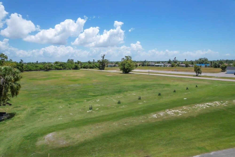 Rotonda West 2 Bedroom Condo w Lanai 9 miles to Gulf Beaches 2 Condo