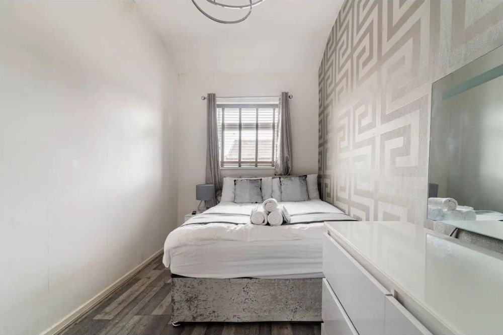 House With Modern Interior, Conveniently Located view 4