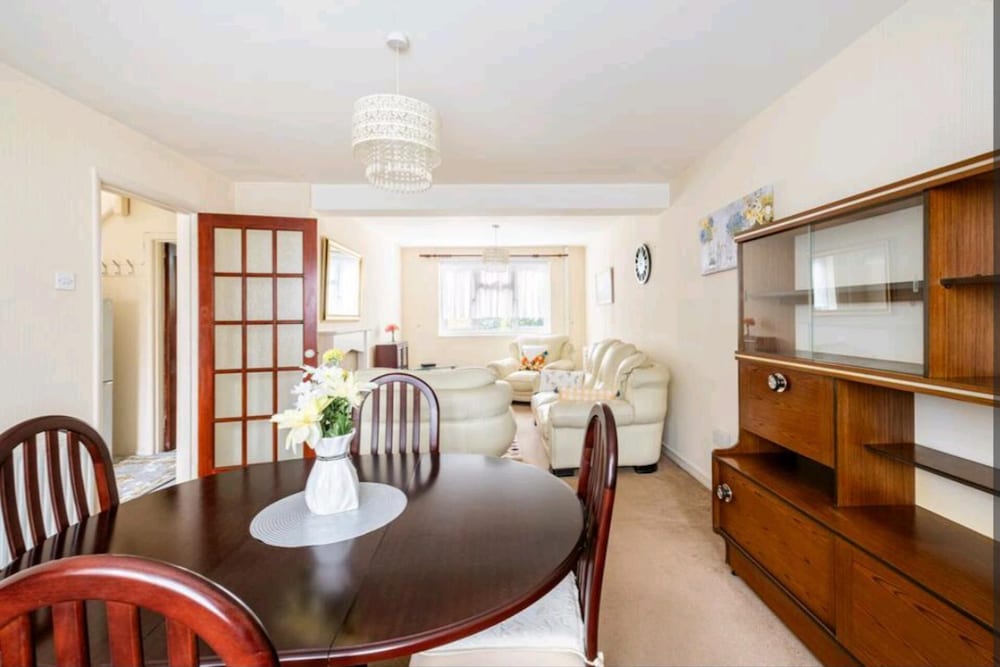 3BR House/garden/patio/7 Guests/fireplace/parking