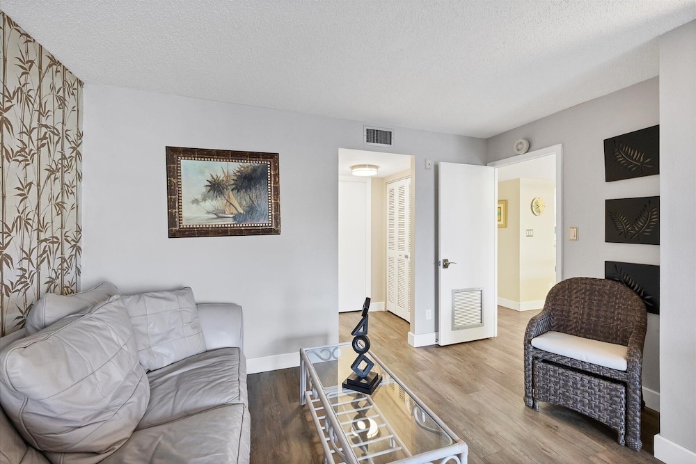 Anchorage Resort 2 Bedroom Condo 2nd Floor, Community Pool 2 Condo