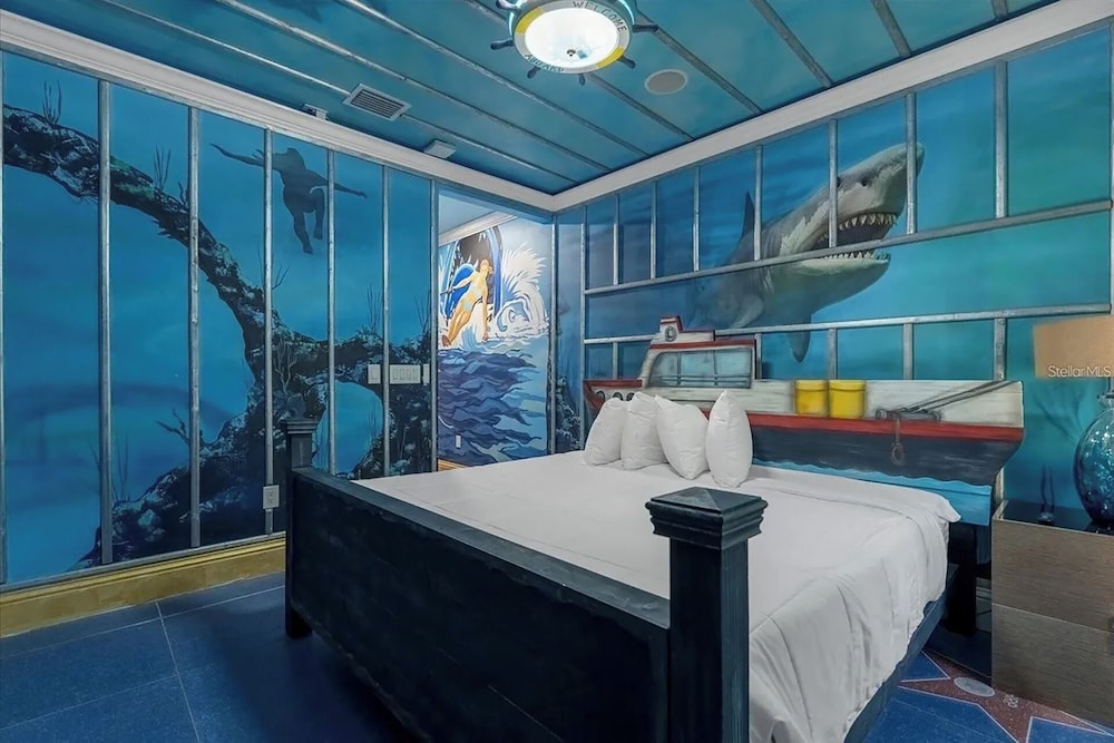 Luxury Mansion w Pool Sleeps 60 - Image 4