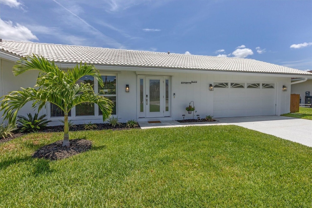 Punta Gorda Isles 2-Bedroom Private Pool Home on Canal with Dock 2 Home