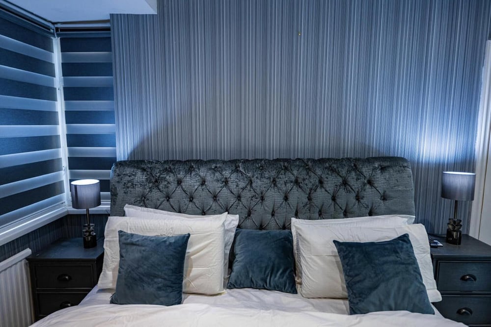 3 Bed House - Sleeps 6 With Free Parking view 5