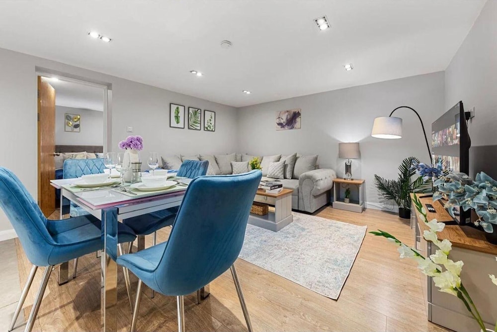 Modern Battersea Apartment - Sleeps 6 & Mini Bar