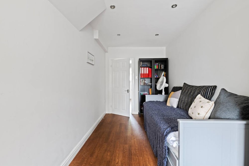 Stunning 5 Bed House in Leeds Contractors Welcome view 4