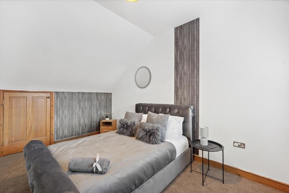 House - Sleeps 8 - Hot tub - Parking - Garden view 4