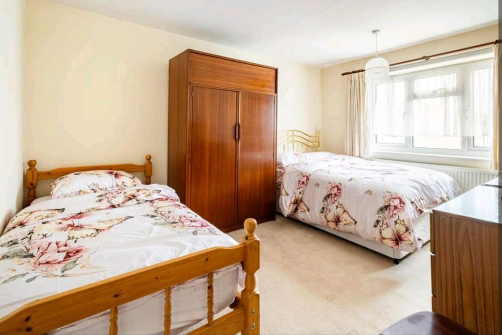 3BR House/garden/patio/7 Guests/fireplace/parking