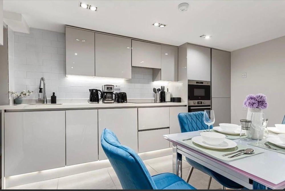 Modern Battersea Apartment - Sleeps 6 & Mini Bar