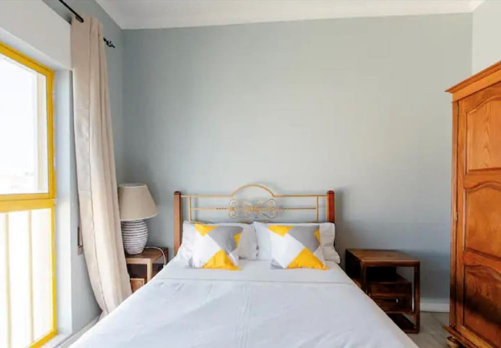 Cozy and Sunny Coastal Escape With Stunning Views