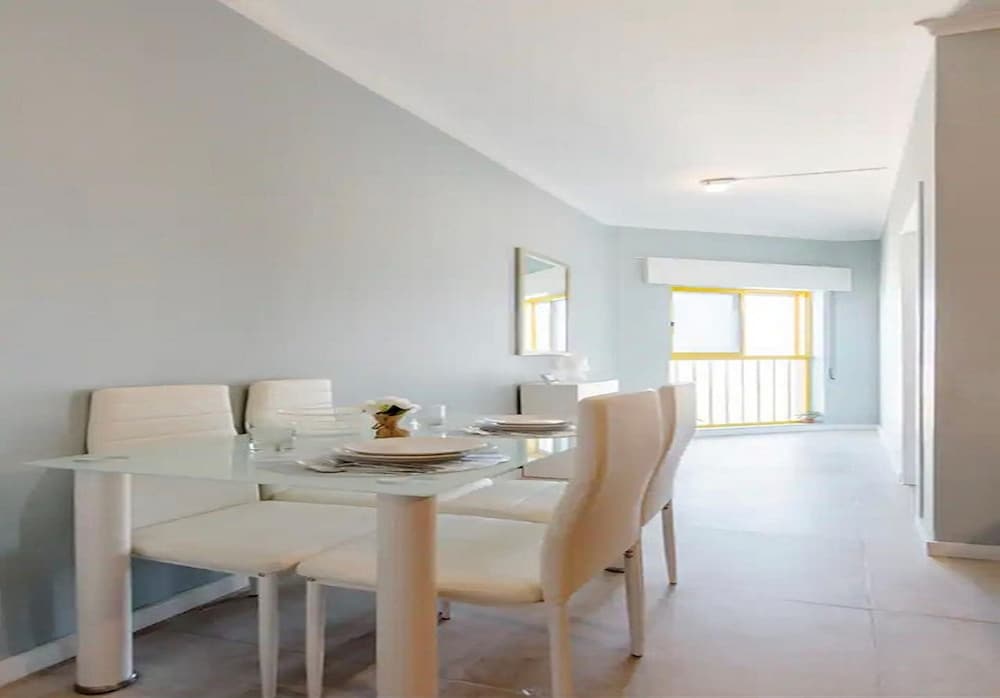 Cozy and Sunny Coastal Escape With Stunning Views