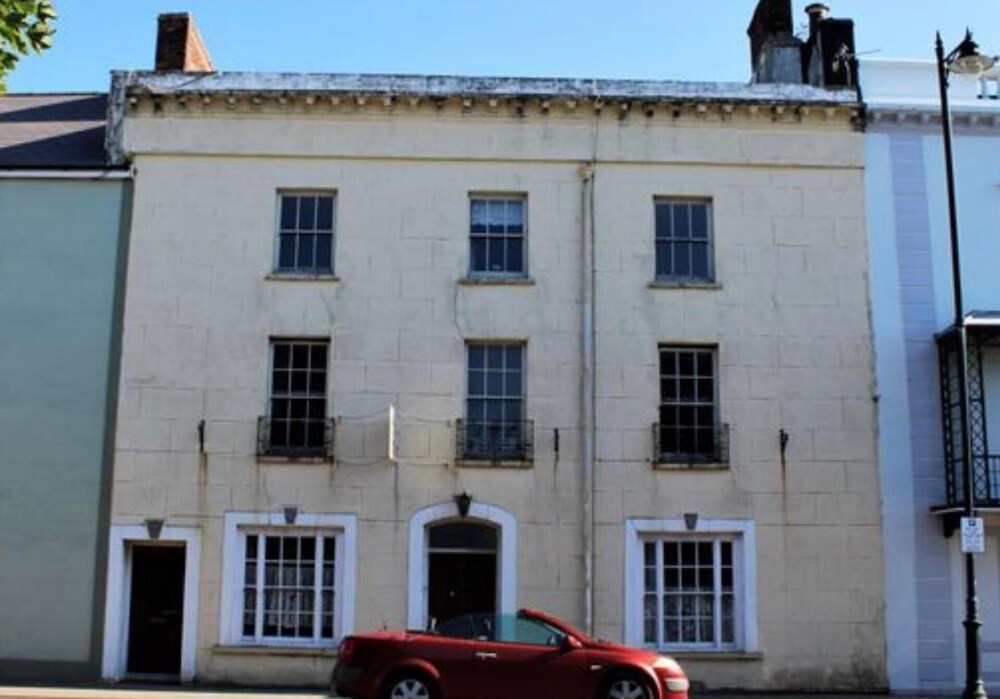 Spacious 6 Bedroom Retreat in Milford Haven