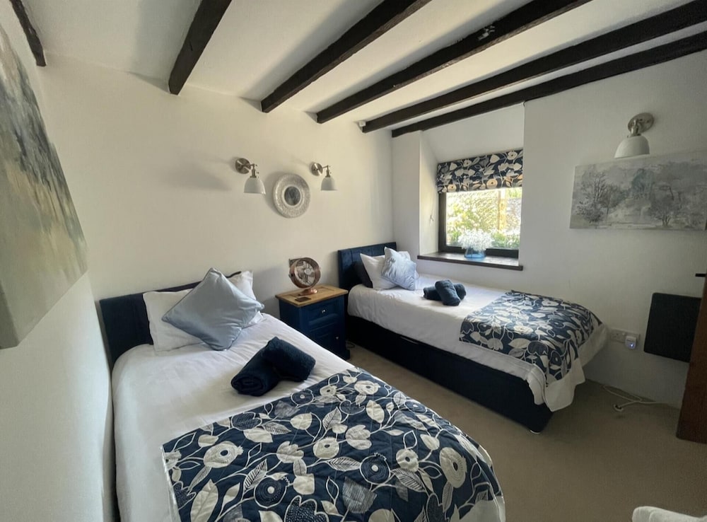Stunning 4 Bed Pet Friendly Cottage With Hot Tub