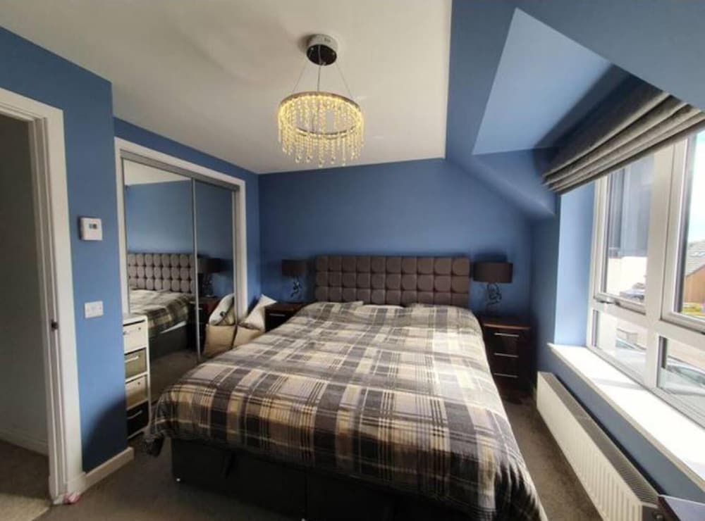4-bed House in Elgin, Optional fee for hot tub view 2